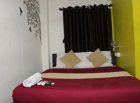 Hotel Saffron Inn Мумбаї Екстер'єр фото